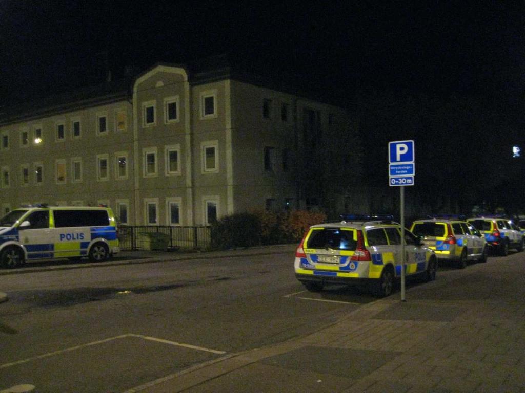 Polisstationen på Måsholmstorget 5 Mittemot Kalvholmen på Måsholmstorget 5 finns Skärholmens lokala poliskontor vilket troligtvis har stor betydelse för både den upplevda tryggheten och för