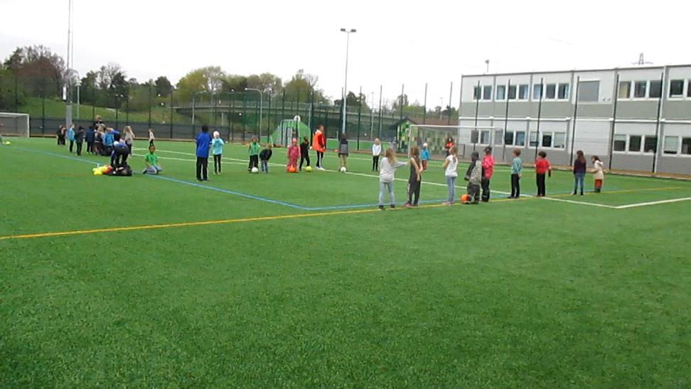 Fotbollskolan Fotbollsskolan är för klass F-1. Alla får komma och det är efter skolan på onsdagar. Det är väldigt smidigt eftersom vi har en ny konstgräsplan.