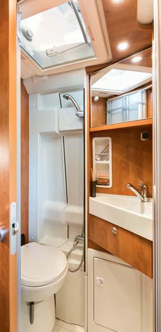 < Handfat, spegel, badrumsskåp, toalett, dusch allt används bekvämt i det patenterade 3-i-1-flexbadrummet.