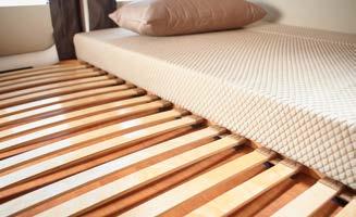 KOMPAKT FÖRETAGET Sängarna i Malibu Vans har hög sovkomfort med ventilerad ribbotten och 7-zons kallskumsmadrass.