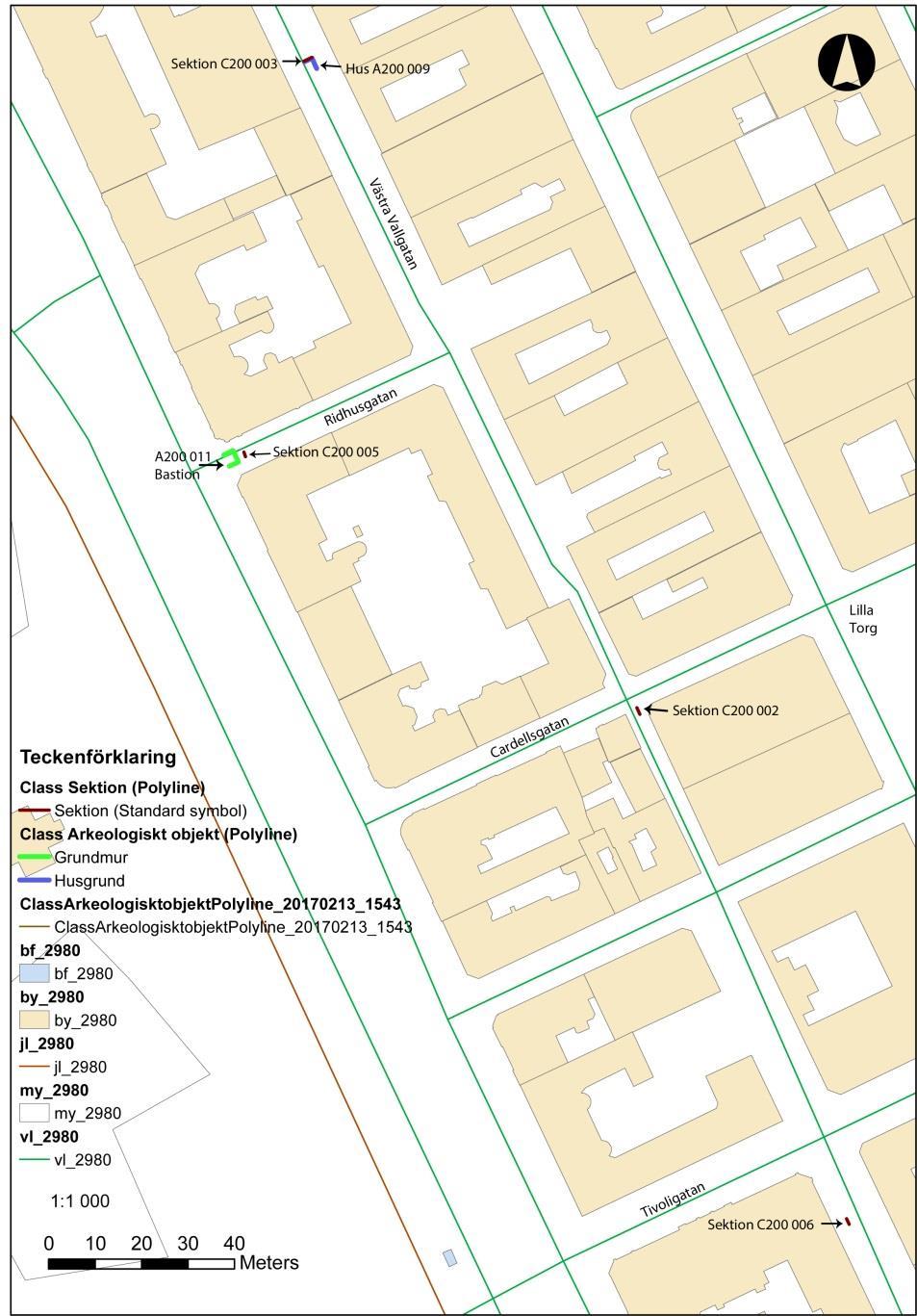 Figur 4. Påträffade bevarade strukturer längs V Vallgatan och Ridhusgatan sektionen syntes en nedgrävning som skar kullerstenslagret och lerlagren ned till ett djup av 0,56 meter.