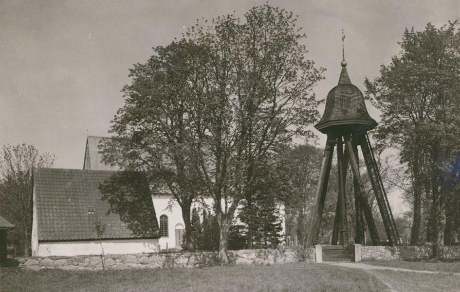 Kort om den aktuella byggnaden Arby kyrka med kyrkogård och inventarier skyddas genom Kulturmiljölagen (KML) 4 kapitlet. Ursprungligen stod en träkyrka på samma plats som dagens kyrka.