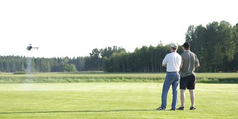 Bilder från 2007... Bengt Johansson och Håkan Wahlqvist trimmar helikopter. Sjögestadfältet - 16 juli 2007.