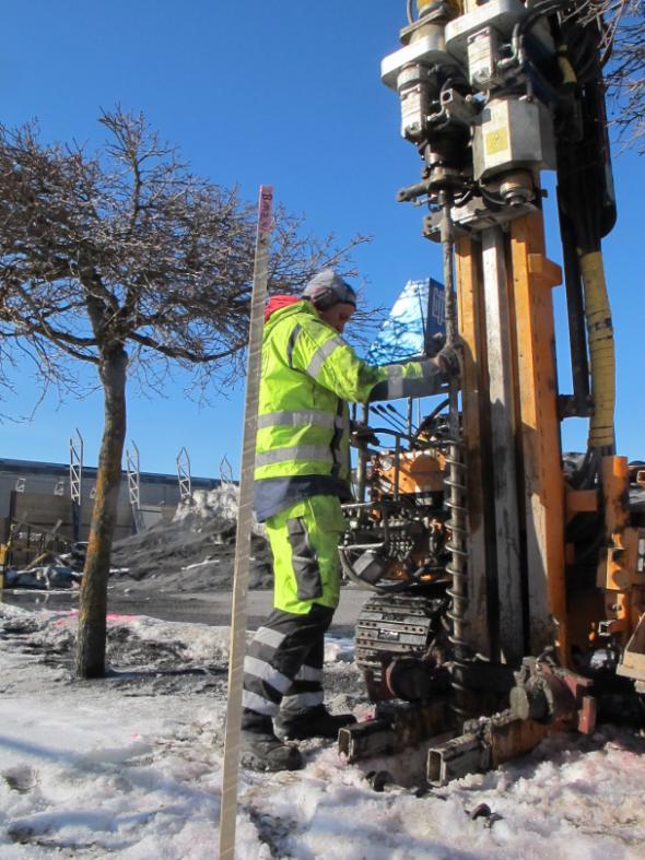 Sida 9 (13) Analysresultat Jord Förhöjda halter av både metaller och oljekolväten, så som alifater och aromater, samt PAH förekommer över hela det undersökta området.