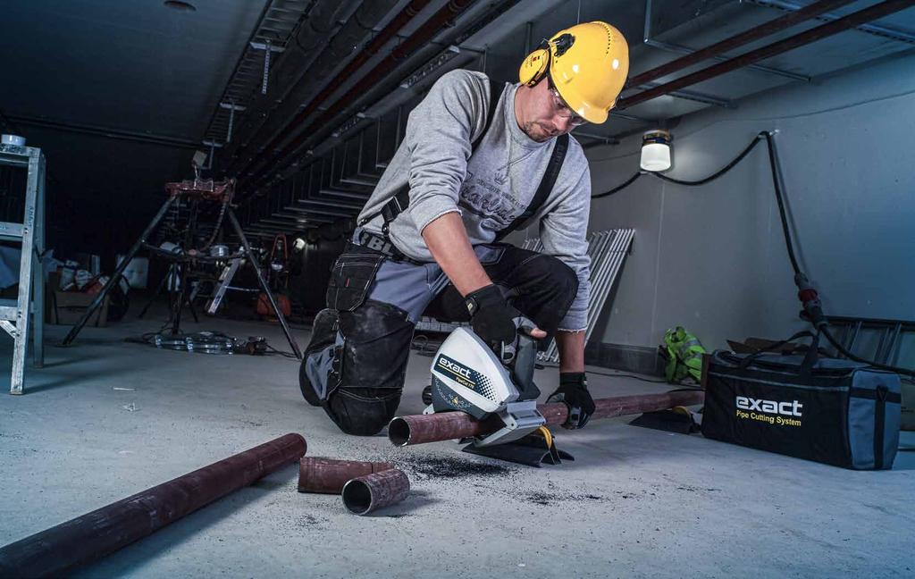 SE BATTERI- VERSION PÅ SIDAN 14 PipeCut 170 Lätt och behändig VIKT SÅGKAPACITET MAX RÖRVÄGG LÄMPLIG FÖR SPÄNNING 5,7 6 ALLA STÅL MM PLAST 14 MM 15 MM 170 MM MATERIAL 220 240/50 60