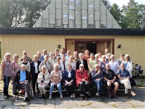 kommer att sättas upp på anslagstavlan i foajen.