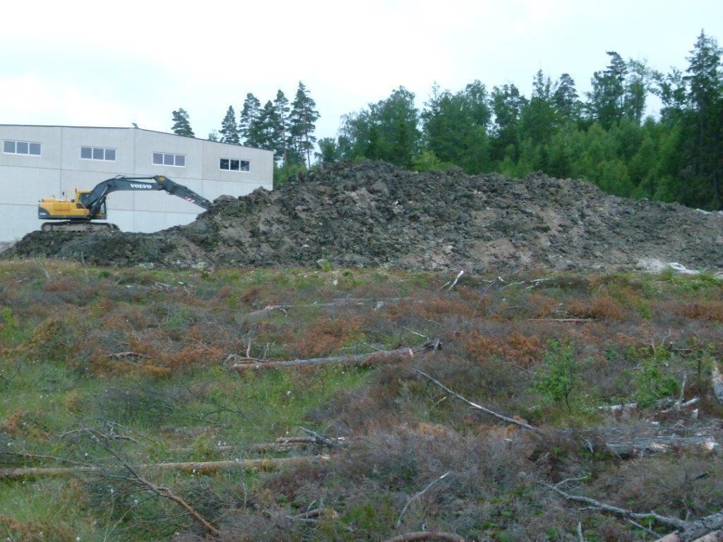 2013-07-16, Noterades att jord och lermassor transporterats från okänd ort och lagrats i stora högar, intill det i år kalhuggna området på Kollanda mosse.