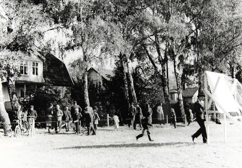 Ett evenemang år 1956 där åskådarna hade en bra utsikt över Dahllöfs mosse från Jochnicksgatan. Bild från Innovatums bildarkiv.