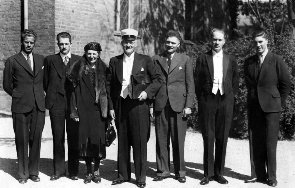 Familjen efter doktorsdisputationen den 13 maj 1938 i Lund. (Foto: Bilder i Syd AB, Malmö) socken och att få ordning på dateringar och stenålderskronologin.