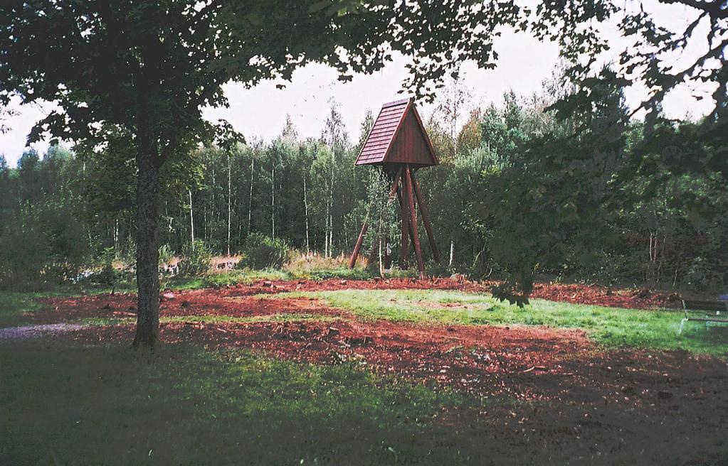 Inledning På grund av markarbeten i samband med borttagande av en granhäck på platsen för Karbennings ödekyrkogård (Karbenning 37:1 Norberg) har Stiftelsen Kulturmiljövård utfört antikvariska