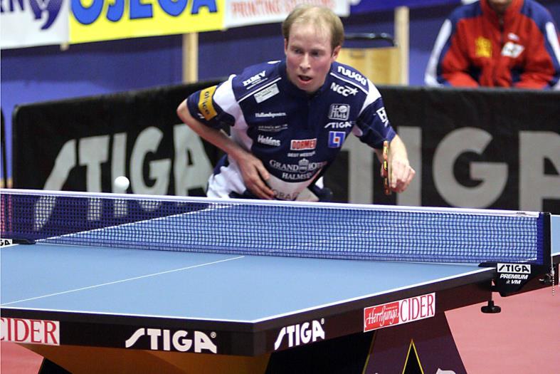 reklamplatser. De måste vara klart avgränsade från all permanent reklam. Reklam för annan tillverkare av bordtennismateriel, förutom bordstillverkaren, får inte förekomma.