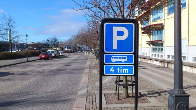 Mitt emot denna parkering finns 6 platser som är reserverade för parkering för rörelsehindrade, dessa har en tidsbegränsning på 4 timmar. Område 2. Christina Nilssons Gata, P-avgift 18 platser.