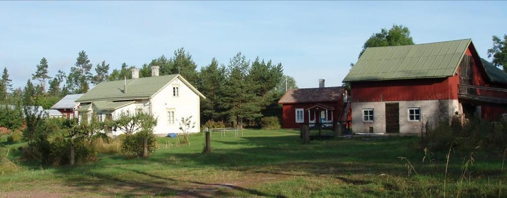 Utanför planområdet, vid Norråkersvägen finns ytterligare fyra året runt bebodda bostadshus.