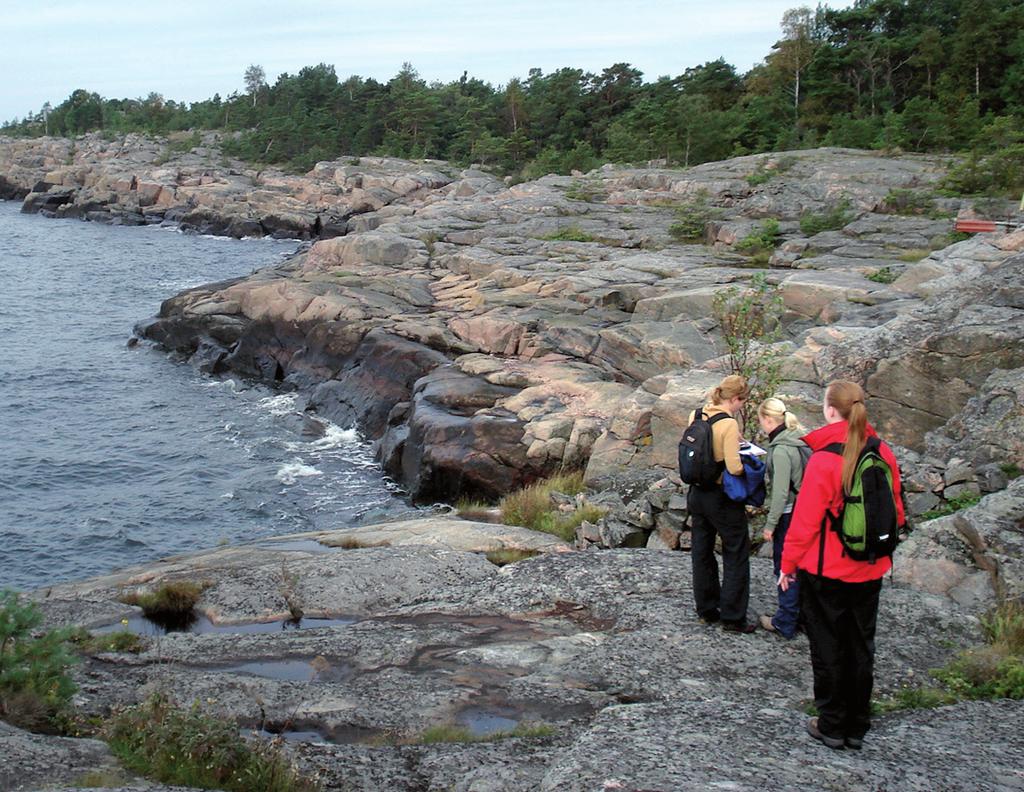 02 Allemansrätten Allemansrätten i korthet Du får Röra dig utomhus till fots, på skidor eller cykel utom på gårdsplaner och områden som tagits i bruk för särskilda ändamål (till exempel åkrar som