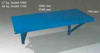 Ljuddämpad och stöttålig metall på bänkytan. Finns med ben eller väggfäste. Bänkdjup 700 mm.