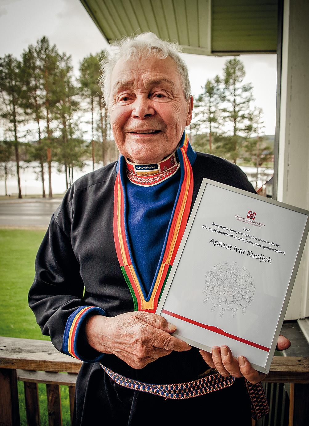 Apmut Ivar Kuoljok fick SSRs hederspris Renägaren Apmut Ivar Kuoljok tilldelas SSR:s hederspris 2017 för hans livslånga och förtjänstfulla gärningar inom renskötsel, språk, författande och