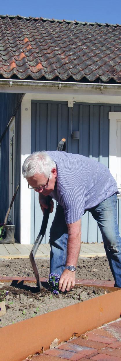 Klosterträdgården: Lennart Johansson är med i Trädgårdsgruppen som skapat klosterträdgården vid Lindbergs församlingshem. Läs mer om det på sidorna 3-5.