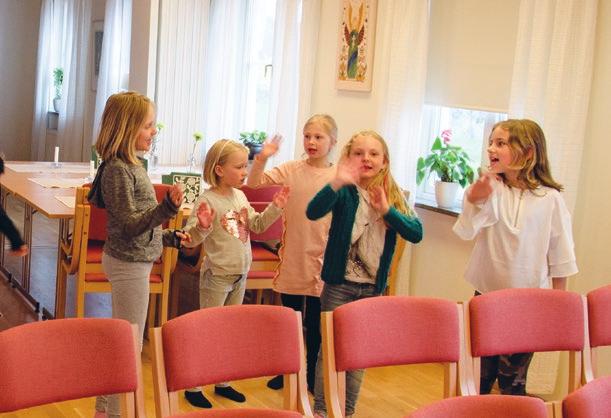 Efter en liten stund är de samlade runt pianot och uppsjugningen börjar i full fart. Tempot är lika högt som humöret. Utan att man märker det har de börjat öva på nya och gamla sånger.