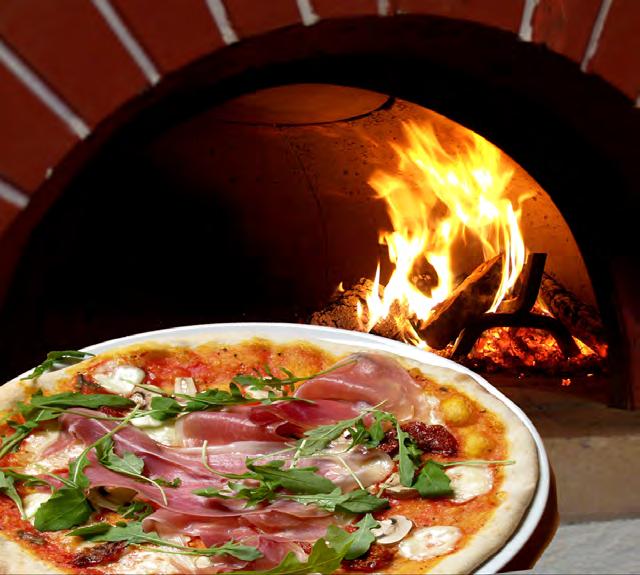 Pizze dal forno a legna Pizzor från vedeldad stenugn Vår ugn är en klassisk vedeldad Italiensk pizzaugn. Eftersom elden tar mycket plats kan vi bara få in 5-6 pizzor åt gången.