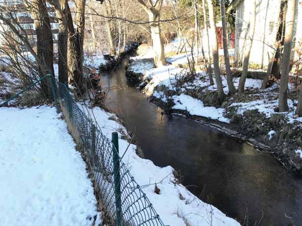 Sträcka 3 Sträckan, som inleds med en kulvert under en bro som inte bedöms utgöra vandringshinder, är på ca 70 m och karakteriseras av lugnflytande-strömmande vatten med ett bottensubstrat av sand,