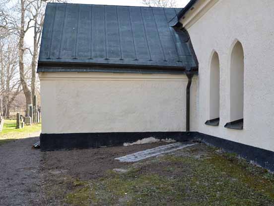 3 Hörnet mellan sakristians västra och långhusets norra fasader i samband