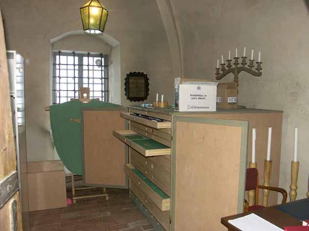 Invändiga arbeten i sakristian Rengöring och putslagning av väggar och valv Före arbetena var putsen på väggar och valv kraftigt nedsmutsad med en riklig mögelförekomst.
