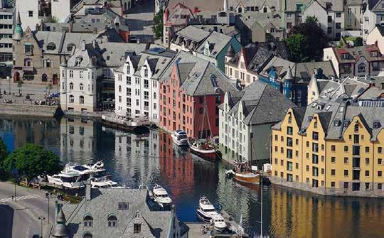 Staden ligger omgiven av sju höga berg och är en gammal stad med ungdomlig charm och varm atmosfär.