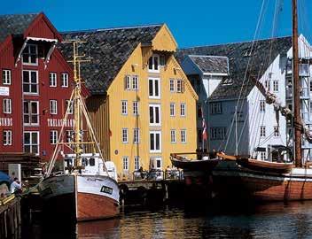 Efter ett stopp i Harstad, som ligger på den största ön Hinnöya i Norge, fortsätter vi via Finnsnes till Tromsø.