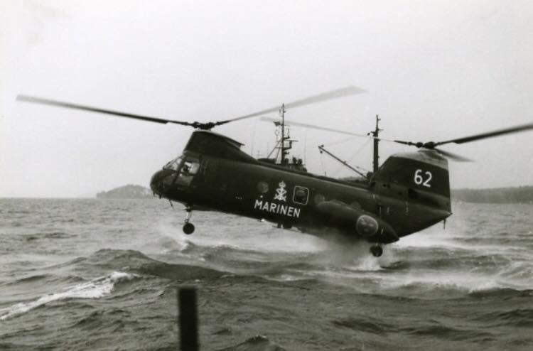 Helikopterolyckan utanför Huvudskär för 50 år sedan. Tio personer omkom då militär helikopter störtar i havet utanför Huvudskär, två överlevde kraschen.