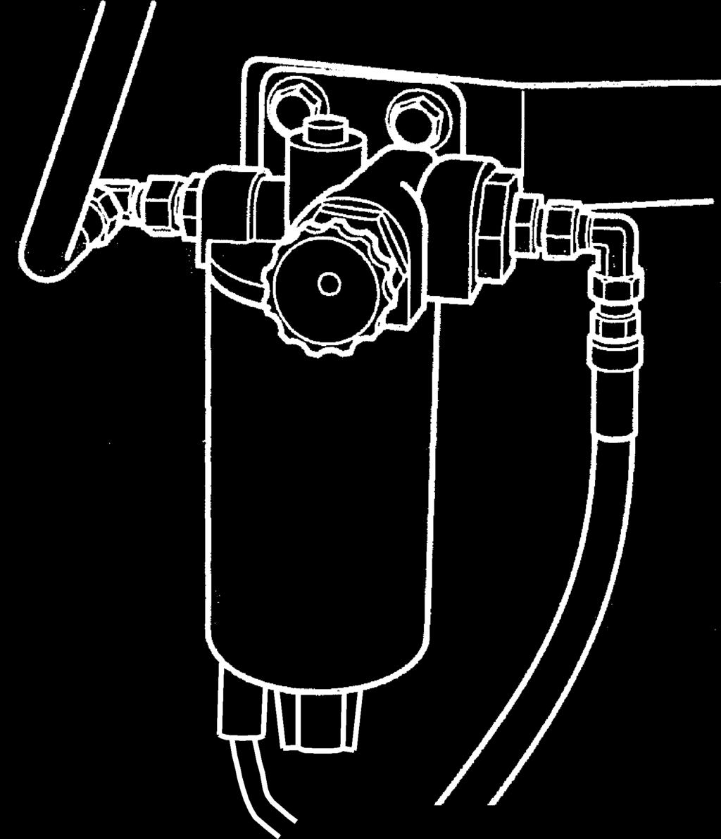 Motor, bränslesystem (3) Bränslefiltersystemet består av två filter: - Förfilter med vattenavskiljare () - Huvudfilter (B) Förfilter - avtappning av vatten Töm