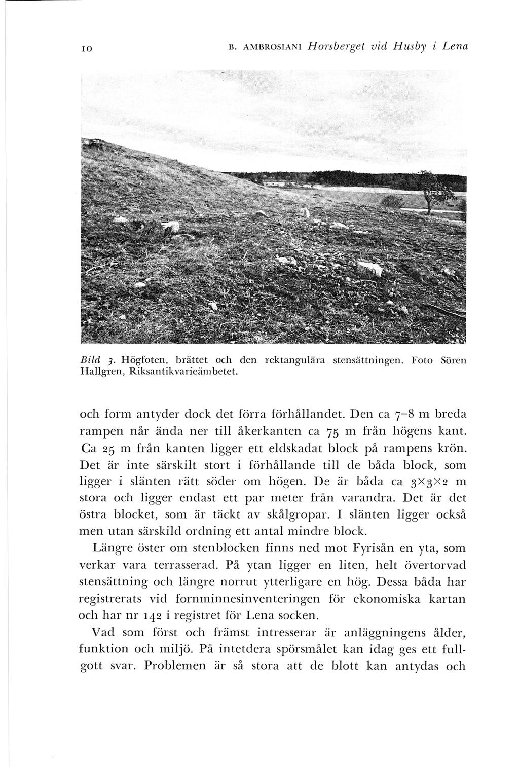 10 Il. AMllROSJAN I Horsberget vid Husb)' i Lena Bild 3. Högfoten, brättet och den rektangulära stensättningen. Foto Sören Hallgren, Riksan tikvarieämbetet.