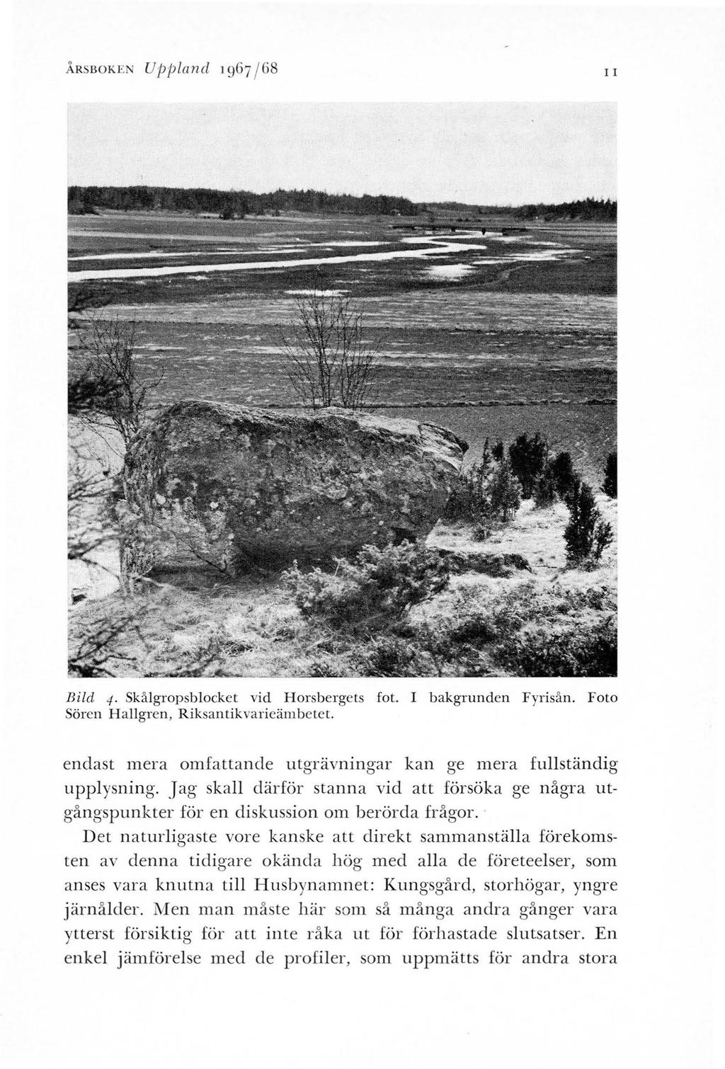 ÅRSBOKEN Uppland 1967 / 68 Il Bild 4. Skålgropsblocket vid Horsbergets fot. I Sören Hallgren, Riksantikvarieämbetet. bakgrunden Fyrisån.