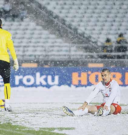 www.sport.sk FUTBAL 5 Seweryn Gancarczyk si dáva vlastný gól.
