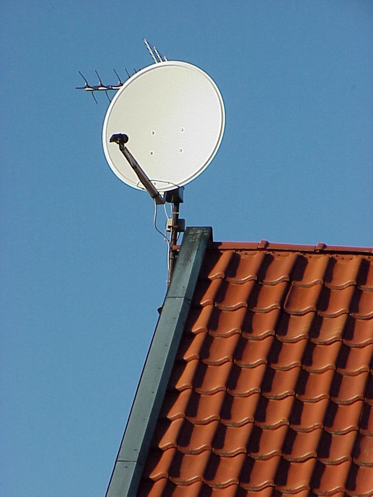 NpMaD vt 001 13. Stina som bor i Halmstad har köpt en parabolantenn. Hon ska sätta upp den på villataket. Hur ska hon rikta parabolantennen för att bäst ta emot TV-signaler från en satellit?