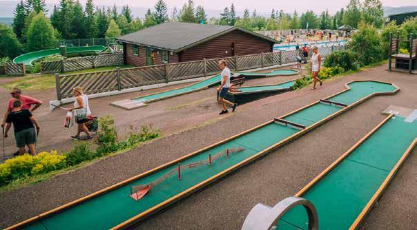 paketerat skolresorna med boende, aktiviteter och måltider. Vill man hellre bo med självhushåll så går det också bra.