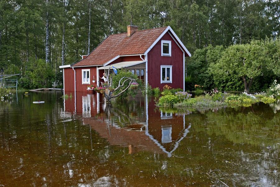 Skyddsåtgärder mot källaröversvämning Det går aldrig att skydda sig helt mot källaröversvämning. Det finns dock en hel del man kan göra för att minska riskerna.