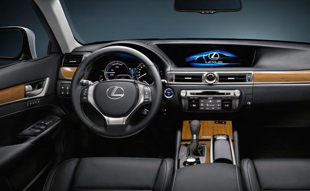 LEXUS GS AVANCERAD KOMFORT ETT UPPHÖJT LUGN. GENERÖST RYMLIG KUPÉ MED INNOVATIV LUFTKONDITIONERING. Det är lätt att trivas i den elegant utformade kupén, med alla sina små läckra detaljer.