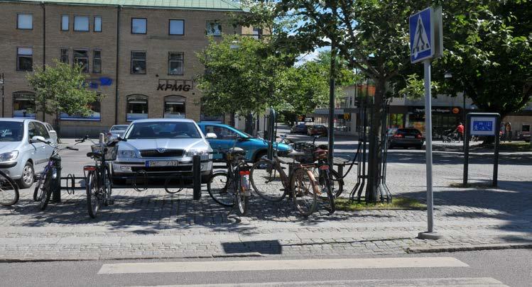 Kollektivtrafiksystem ingår som ett självklart transportmedel i de nya bostadsprojekten. Det finns hyresvärdar och bostadsföreningar som kan tänka sig att införa gratis månadskort som en del i hyran.