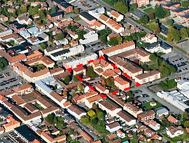 Trevåningshus uppfört omkring 1910. Jugendinspirerade detaljer. Stomme i tegel och hög sockel i natursten.