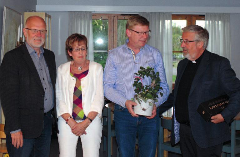 Tack Owe Vid kyrkofullmäktiges sammanträde i juni avtackades kyrkokamrer Owe Blomqvist för sina många år som anställd i Mönsterås församling och sedan 2006 Mönsterås- Fliseryds pastorat.