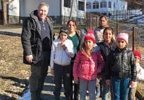 Här besöker man de utsatta fattiga äldre i Bulgarien med julklapp och bra-att-ha-bassaker. Följ oss här: www.facebook.com/ hearttoheart.