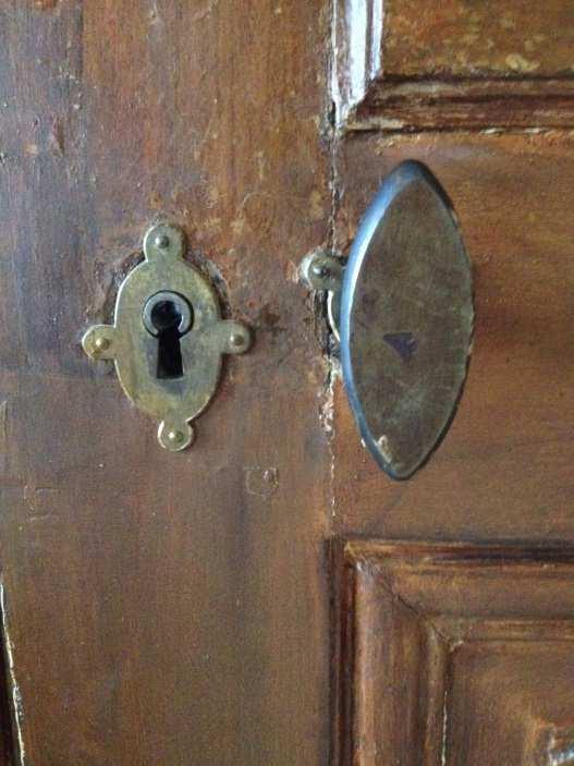 Nyckelhålet är likaså genomgående, på kammarlåsets sida där nyckeln inte går in sitter ett hänge, med