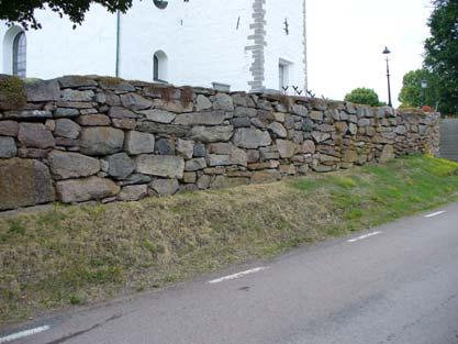 Kyrkan ligger på kyrkogårdens norra del. Allmän karaktär Kyrkan ligger högt belägen med den omkringliggande kyrkogården delvis terrasserad i söder.