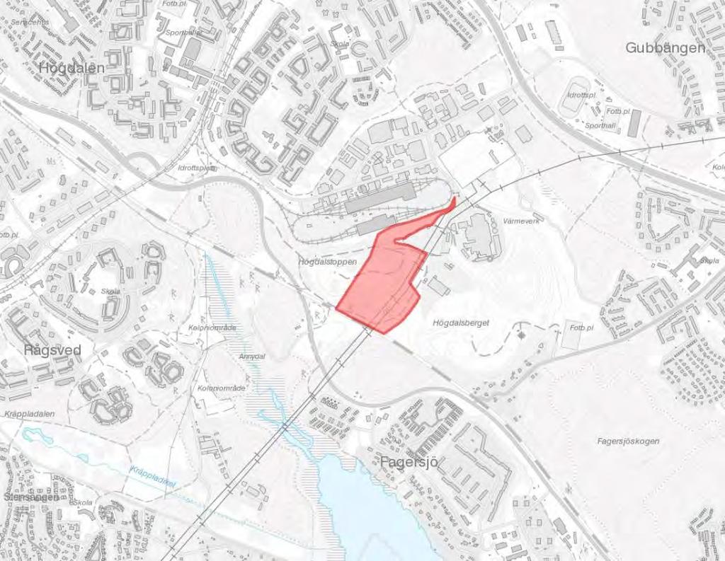 Figur 1 Översiktskarta med utredningsområde markerad som röd yta. 4 TOPOGRAFI OCH FORNLÄMNINGSMILJÖ De högsta delarna av inventeringsområdet når 72 m.ö.h. Större delen av området kan betecknas som mycket kuperat.