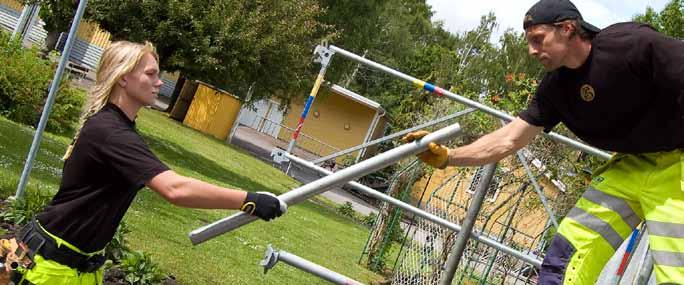 Takfotsställningen byggde vi genom att låta balkar löpa ut genom fönstren på översta våningen, berättar Torsten Gröhl som är arbetsledare och ansvarig för projektet på Birger Jarlsgatan.