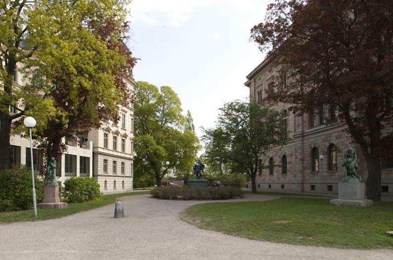 andra ställen i Stockholm, men de två magasinsbyggnaderna på Blasieholmen är idag de sista bevarade i sitt slag. Utanför planområdet på Blasieholmsudden södra del ligger Nationalmuseum (se Figur 9).