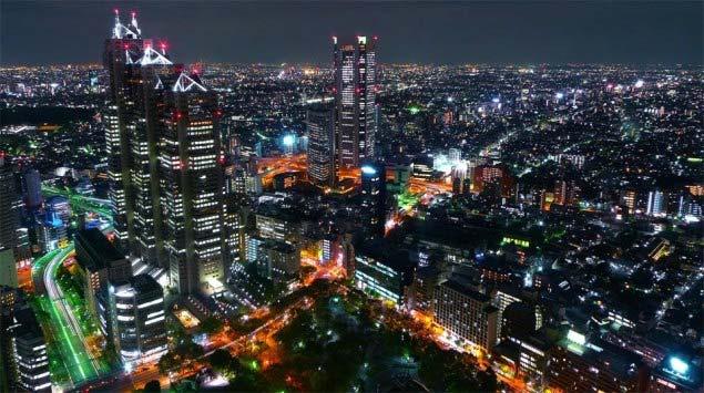 Dag 2: Tokyo (Det moderna Japan, futuristiska byggnader och dyraste mark i hela världen) Vi påbörjar resan i det kosmopolitiska Shinjuku och åker upp till det fantastiska utsiktsobservatoriet i det