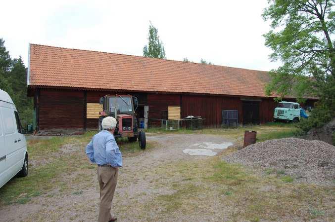 Sovrummen och salen har slipade trägolv och kakelugnar. Rumsbeskrivning ovanvåning 2 st sovrum med öppen spis, väggar med träpanel samt trägolv.