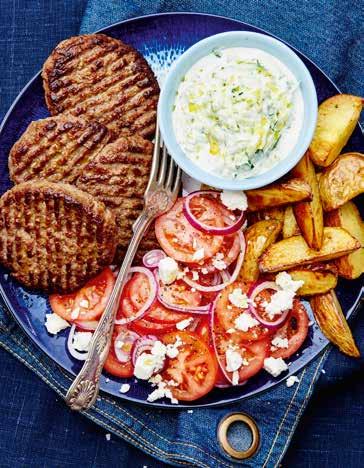 familj v 38 Hamburgare med tzatziki och fetaostsallad cirka 40 min b Näringsinnehåll/portion: Energi 2724 kj/ 650 kcal. Protein 32,7 g. Fett 34,8 g. Kolhydrater 48,9 g.