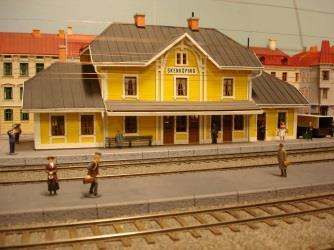 Statens Järnvägar och Bergslagernas Järnvägar byggde 1877 stationshuset för den nya förenade stationen.